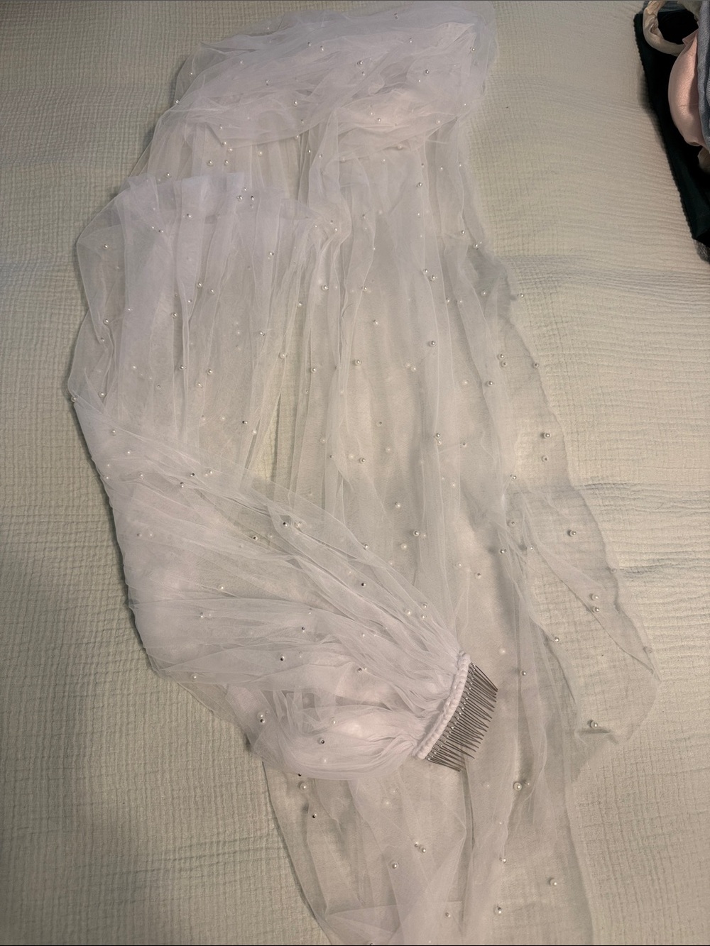 Pearl-Embellished White Bridal Veil with Comb